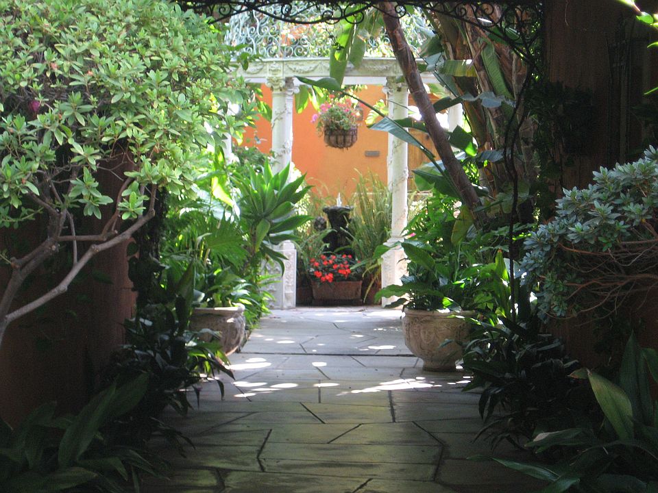 Entrance to the build and courtyard.