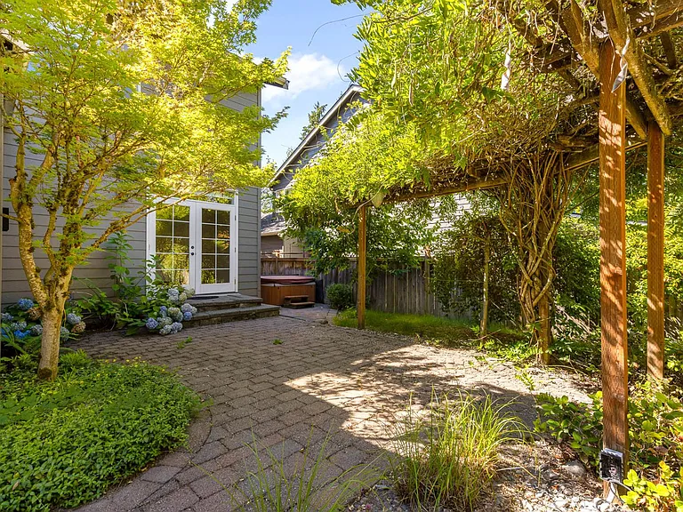 24923 NE 3rd Pl — Photo 23