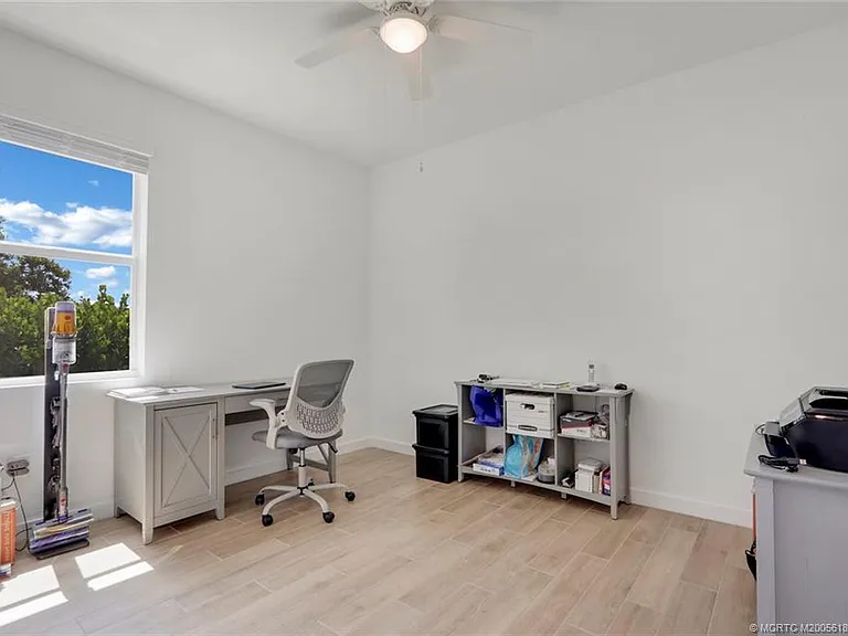 1630 NE Skyhigh Ter — Photo 25