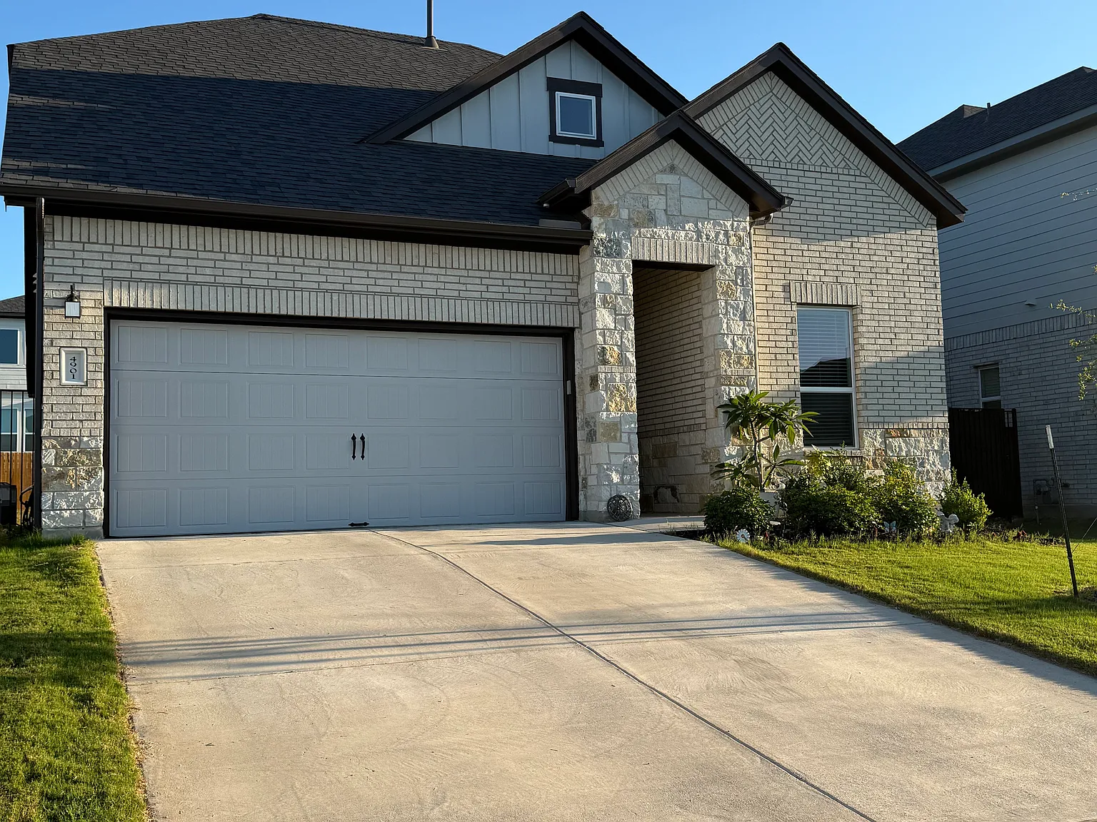 4901 Seadrift Dr — Photo 2