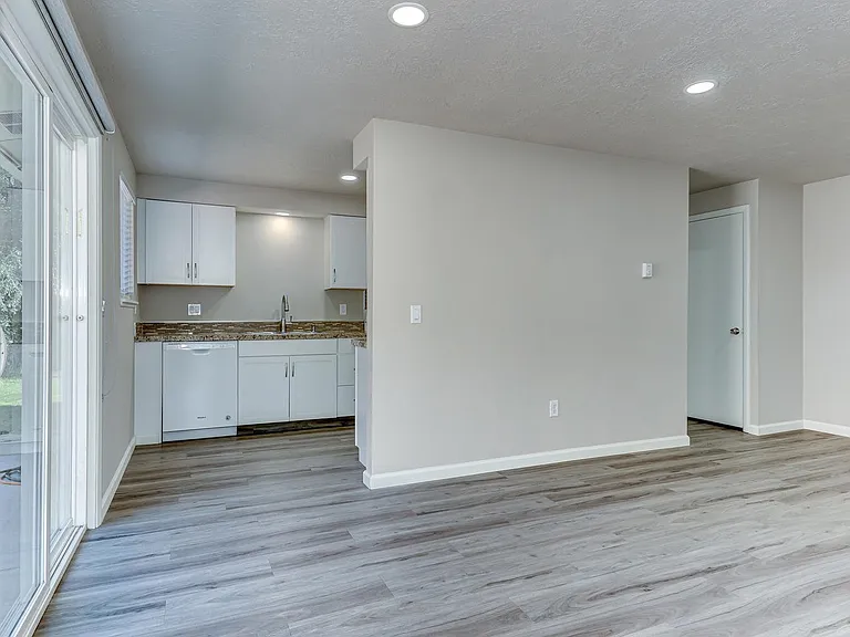 Beautifully Renovated 2 Bed, 1 Bath Townhouse Available July 1st! — Photo 11