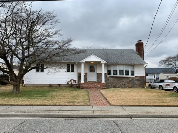 273 N 4th St, Bethpage, NY 11714