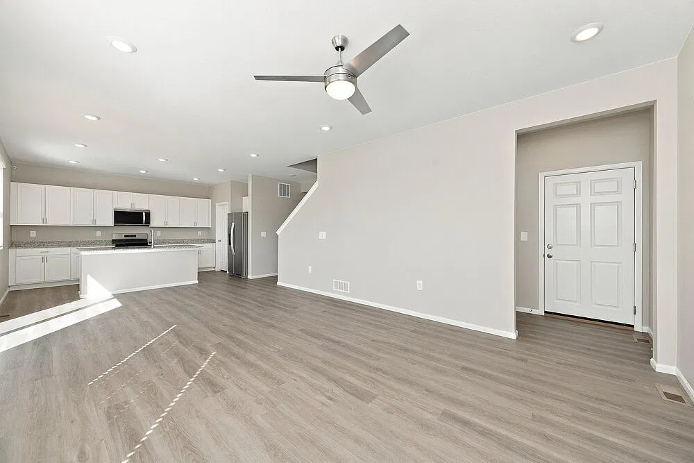 3 bed, 2.5 bath, 2033 sqft, $2,505 — Photo 4