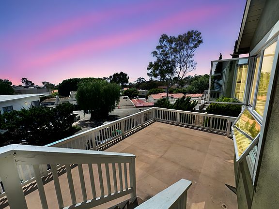 Beautiful Laguna Beach home with Pacific Ocean peek a boo views and 5 minutes to the sand. 2 bed, 2 bath, 2 car parking (1 garage)