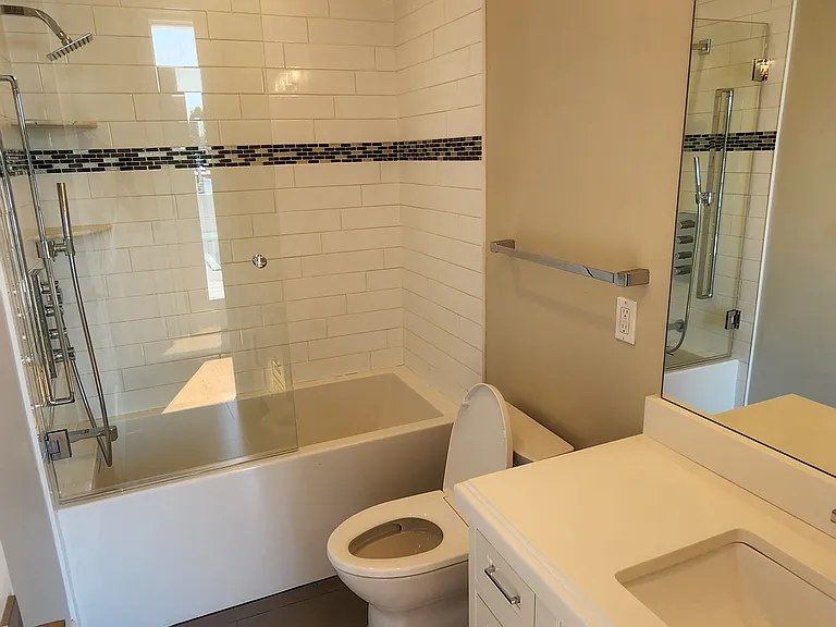 933 E 2nd St #20 — Photo 15