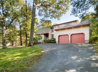 5 Bay Woods Dr, Hampton Bays, NY 11946