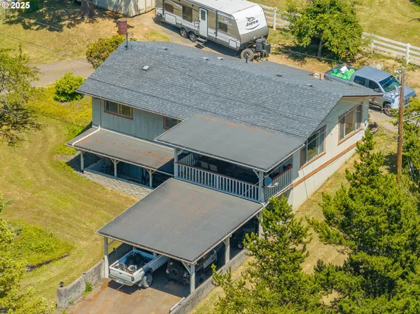 1997 Hazel St, Myrtle Point, OR 97458