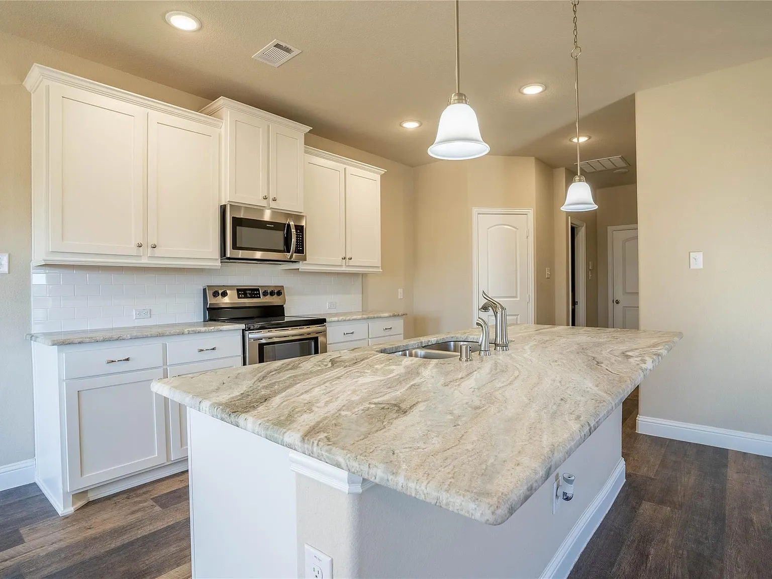 3 bed, 2.5 bath, 1926 sqft, $1,950 — Photo 4