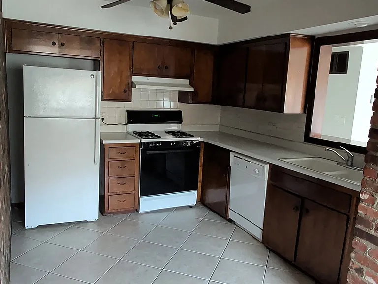 210 E 40th St #17 — Photo 9