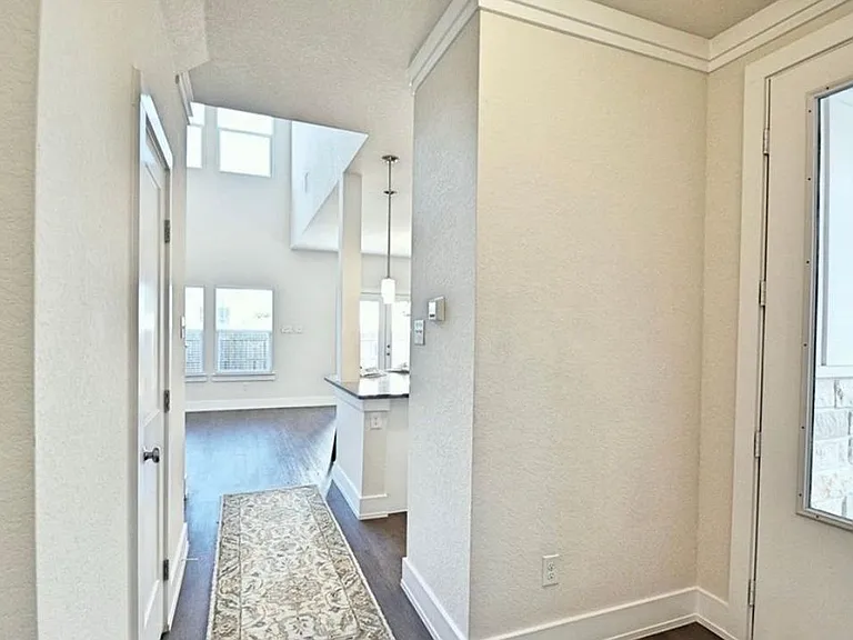 215 Sapphire — Photo 2