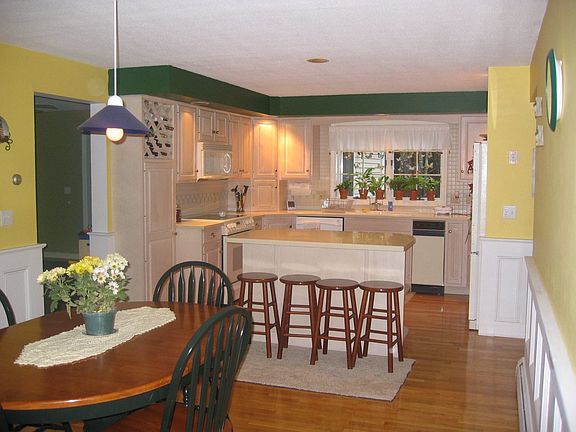 Huge Eat-in Kitchen