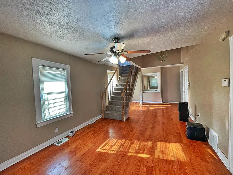3840 Myrtle Ave — Photo 2