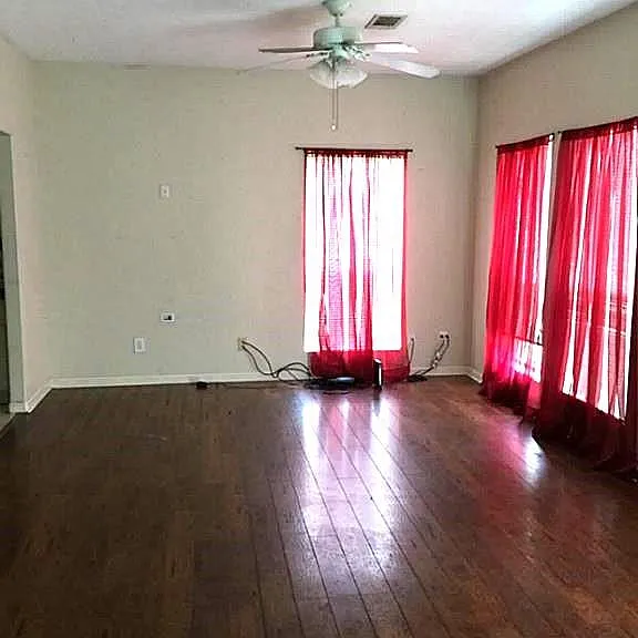 306 Bush Dr — Photo 3