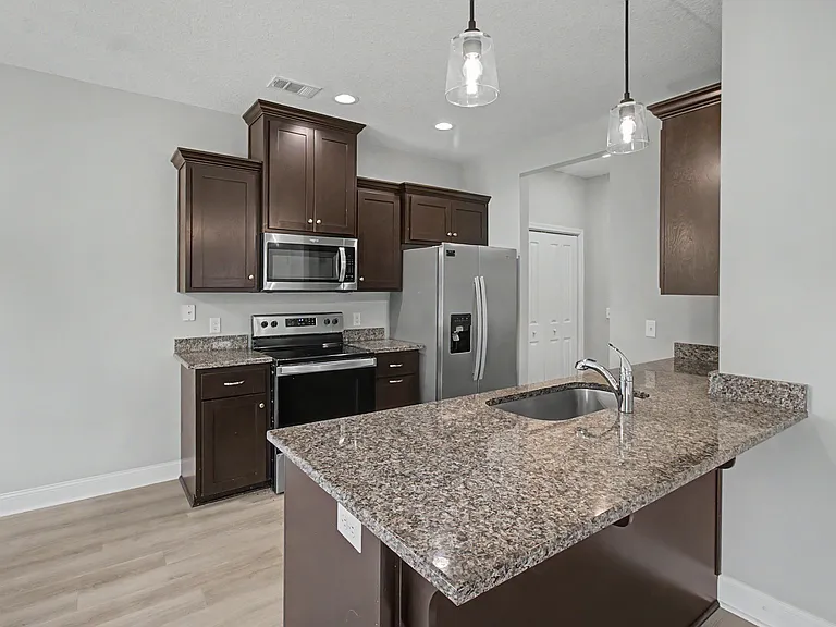 547 Fairview Cir — Photo 6