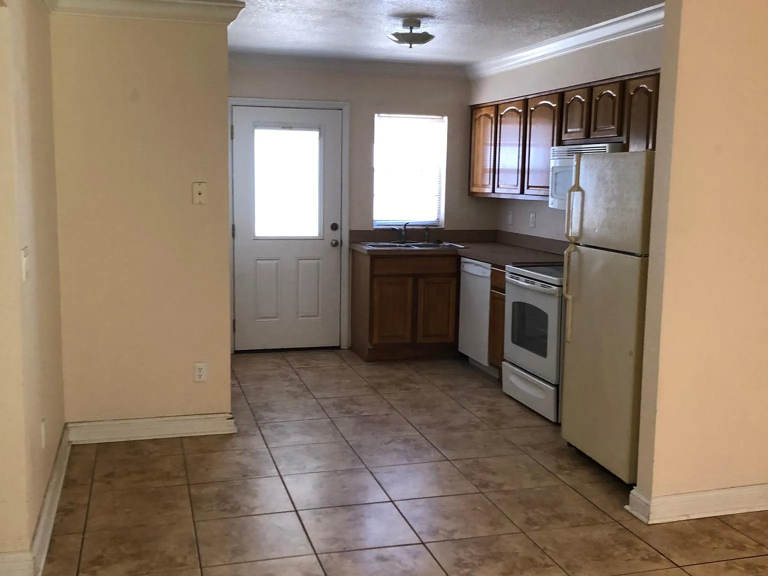 2 bed, 770 sqft, $1,600 — Photo 2