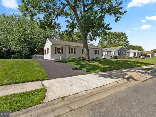 121 Robinson Dr, New Castle, DE 19720