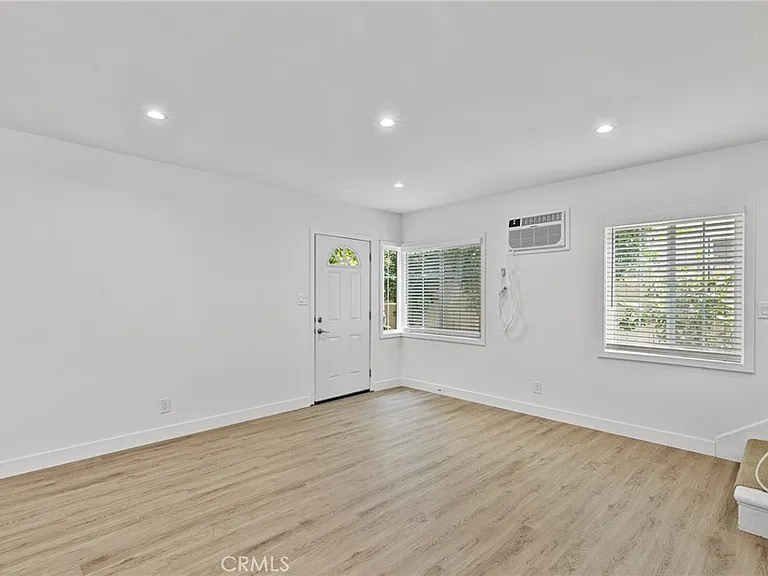 5339 1/2 Bellingham Ave — Photo 8
