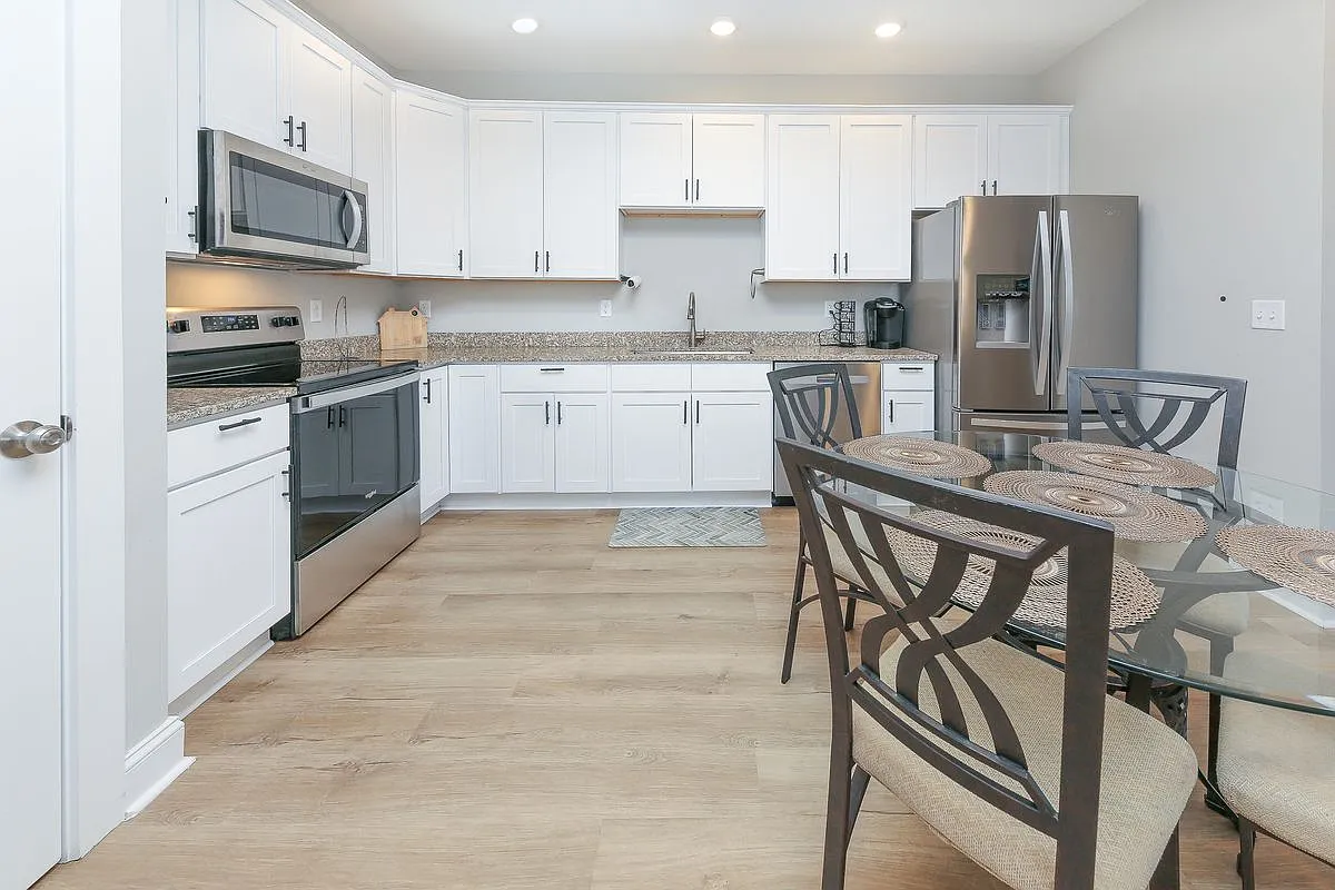 3 bed, 2.5 bath, 1800 sqft, $2,500 — Photo 3