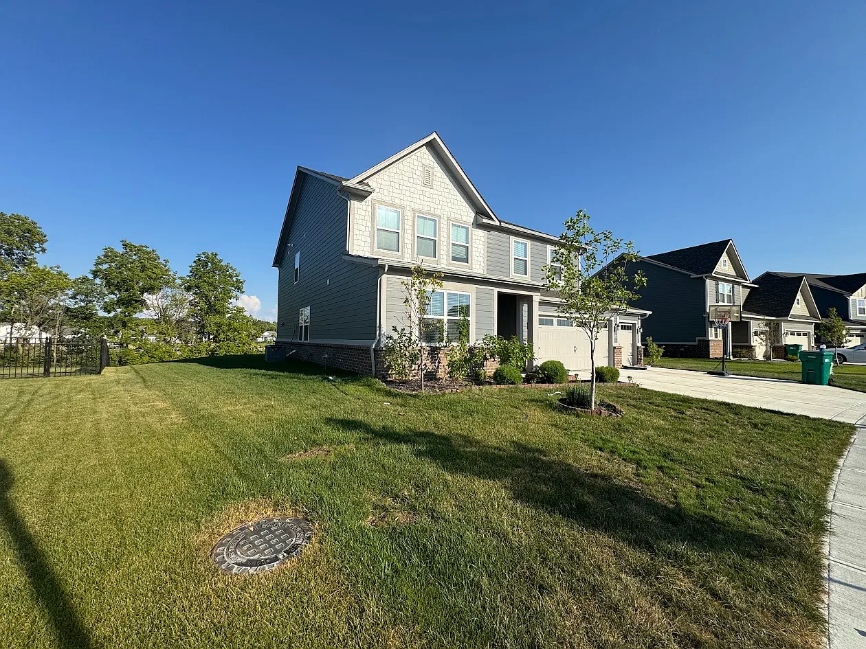 5 bed, 3.5 bath, 3064 sqft, $3,195 — Photo 2