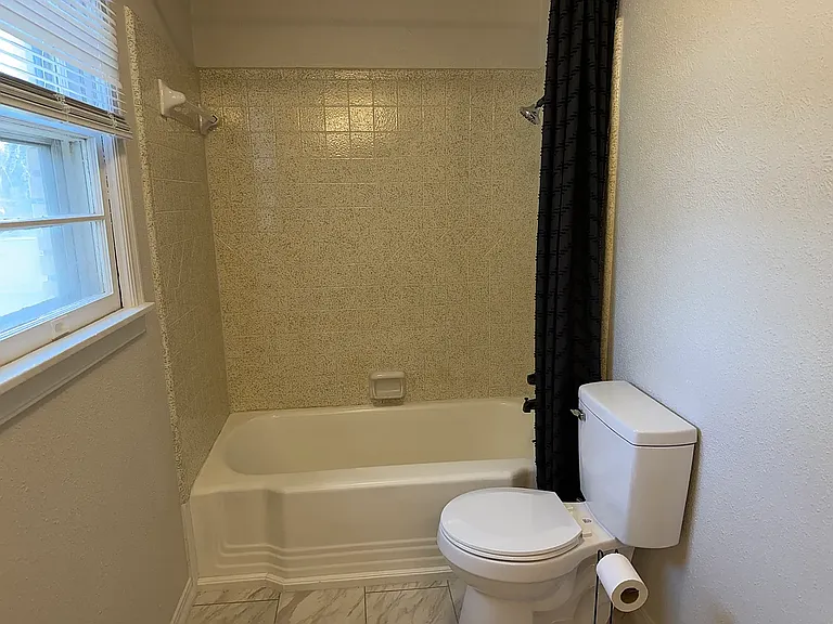 1038 E Walnut St — Photo 15