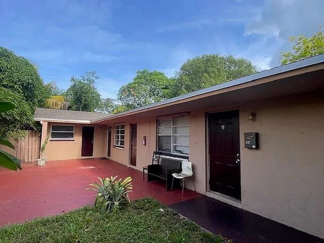 3 bed, 2.0 bath, 1973 sqft, $2,500 — Photo 2