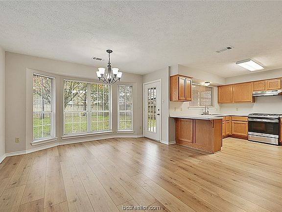 3rd image of 4008 Hunter Creek Dr