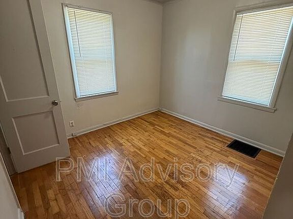 5th image of 2632 SE Adams St