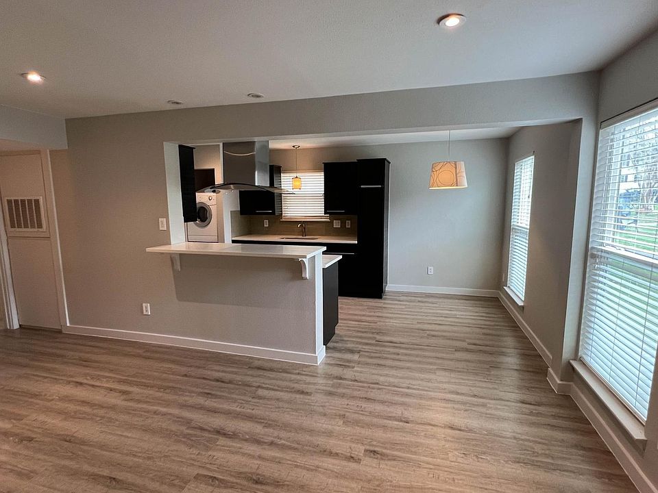 Great for entertaining - ample space for small dining table