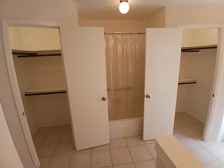 1126 E Brompton Dr — Photo 4