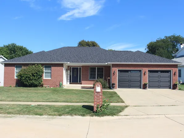 1402 W Masters Ln, Decatur, IL 62521