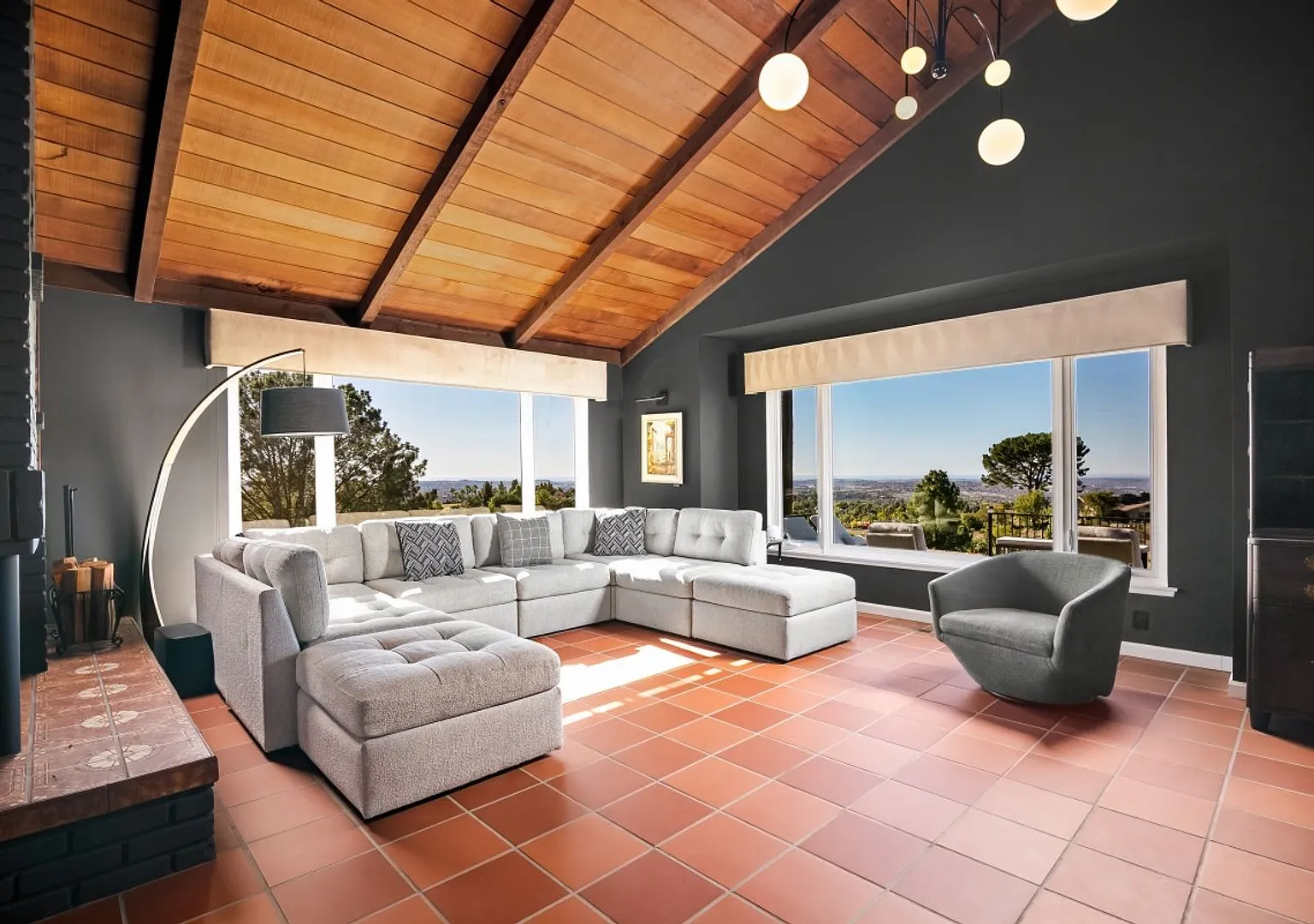 Gated 4bd Vista Home on Hilltop with Incredible Views! — Photo 1