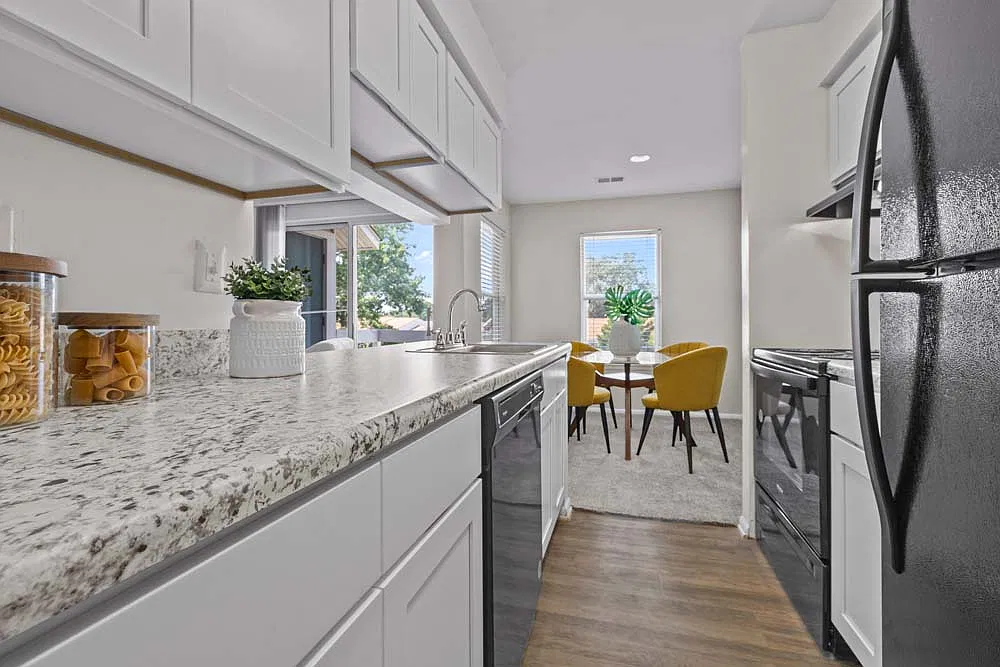 Runaway Bay Apartments — Photo 2