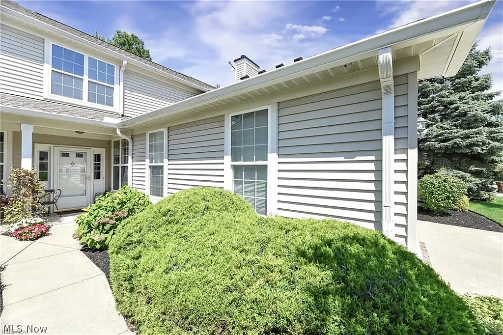 3 bed, 2.5 bath, 1819 sqft, $3,500 — Photo 2