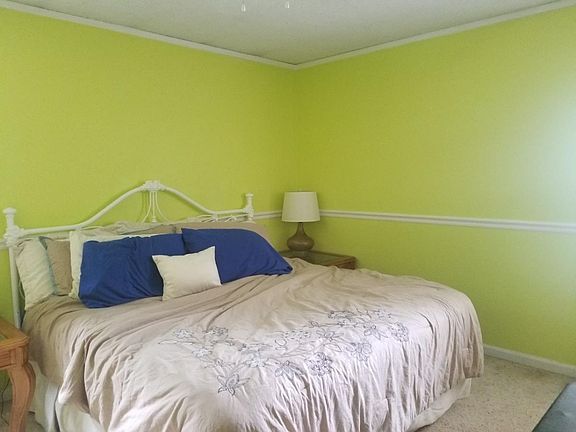 Master with 1/2 bathroom, you are allowed to paint :)