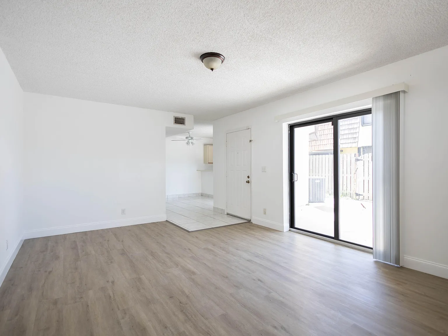 2 bed, 2.5 bath, 1272 sqft, $2,050 — Photo 3