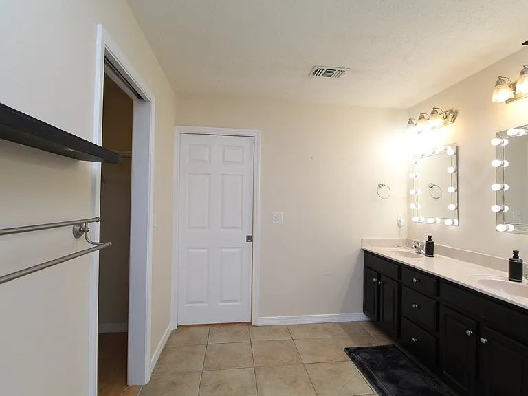 4150 Oak Pointe Dr — Photo 10
