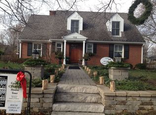 702 Hawthorne Ln, Geneva, IL 60134