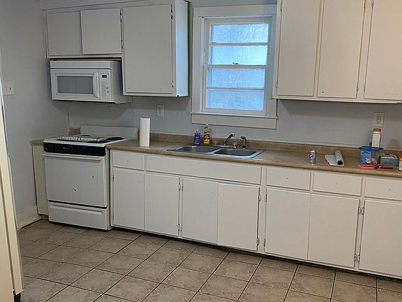3rd image of 1129 Main St