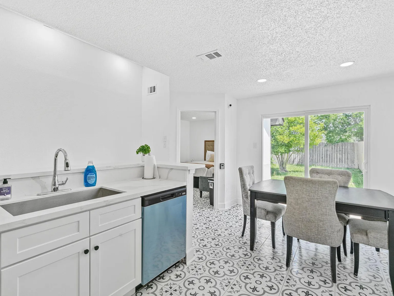 4 bed, 2.0 bath, 1350 sqft, $1,204 — Photo 3
