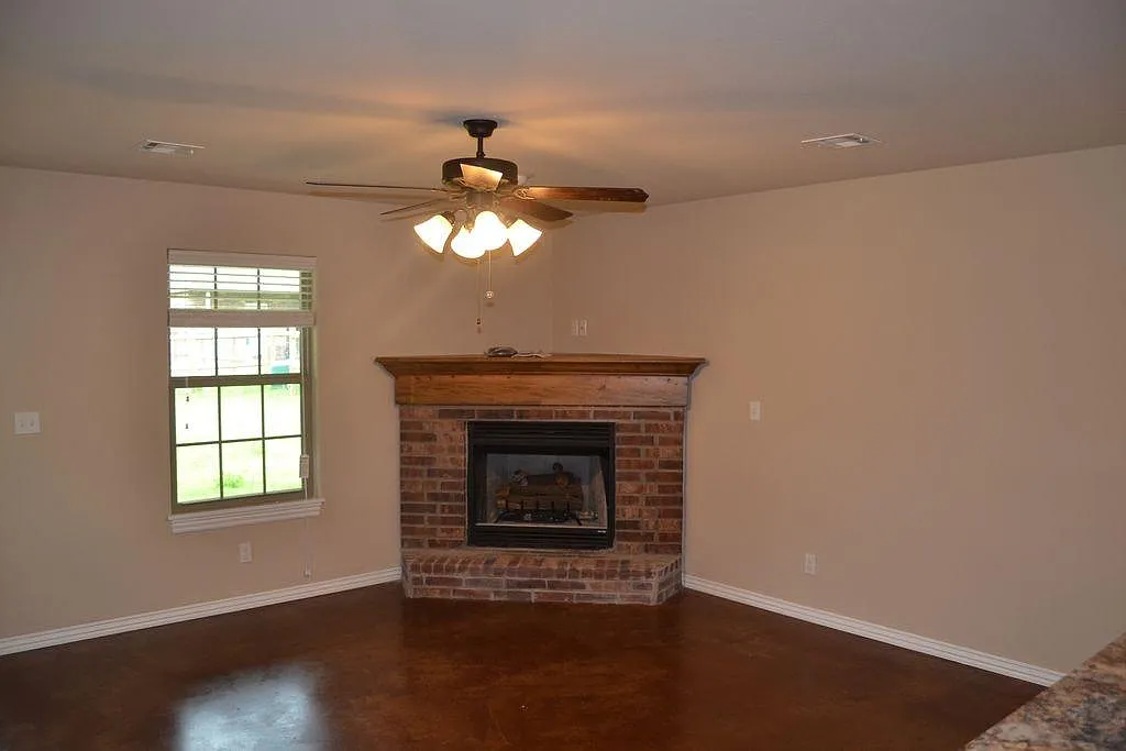 3 bed, 1400 sqft, $1,600 — Photo 2