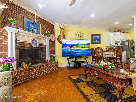 3rd image of 135 Cherrybark Ln
