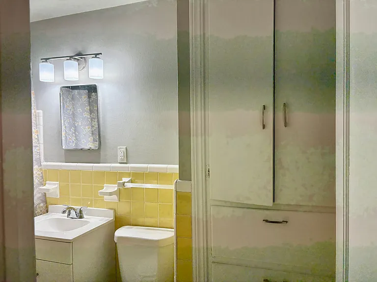 1702 W Britton Rd — Photo 14