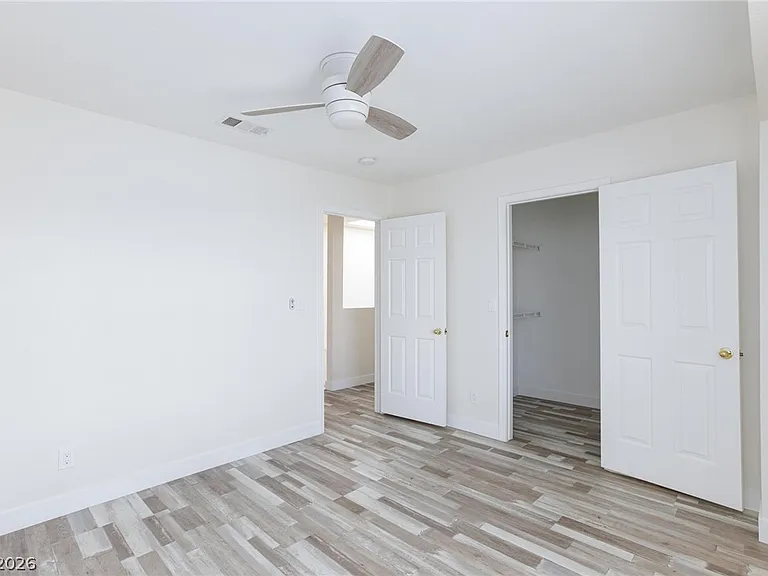 8048 W Rochelle Ave — Photo 29