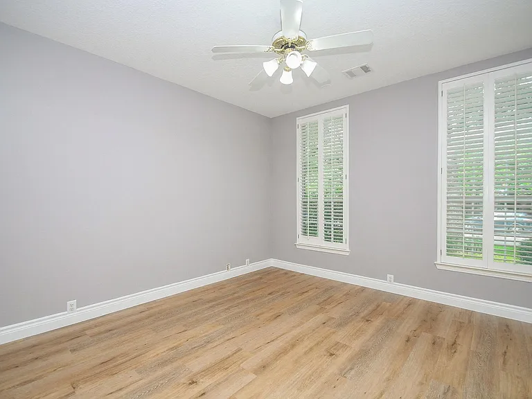 215 Wildmoor Ct — Photo 16