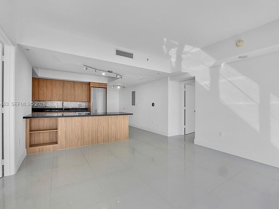 5th image of 92 SW 3rd St APT 3904