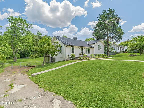 3rd image of 1802 Charles Dr