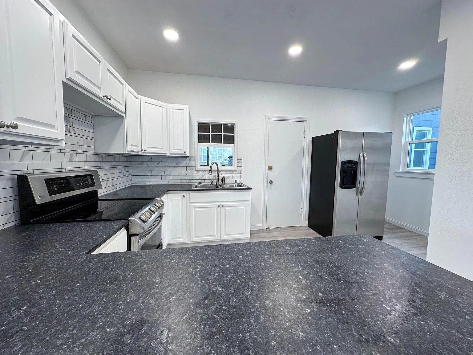 2 bed, 1000 sqft, $2,049 — Photo 4