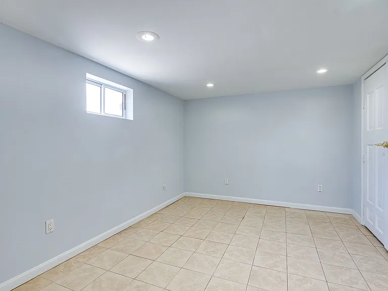 2419 Sheridan St — Photo 4