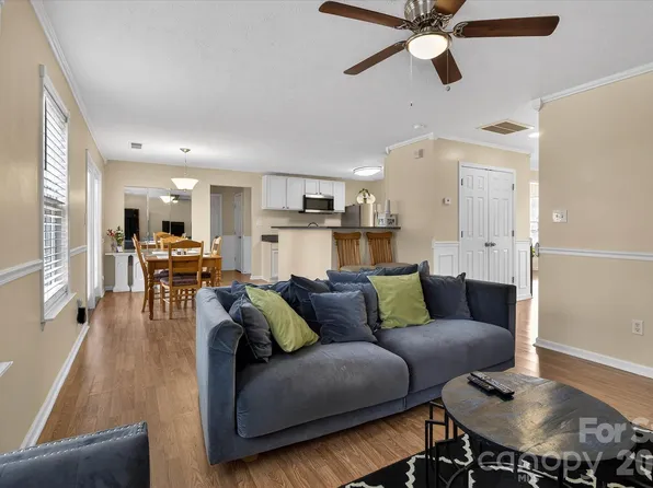 9830 Avensong Crossing Dr, Charlotte, NC 28215