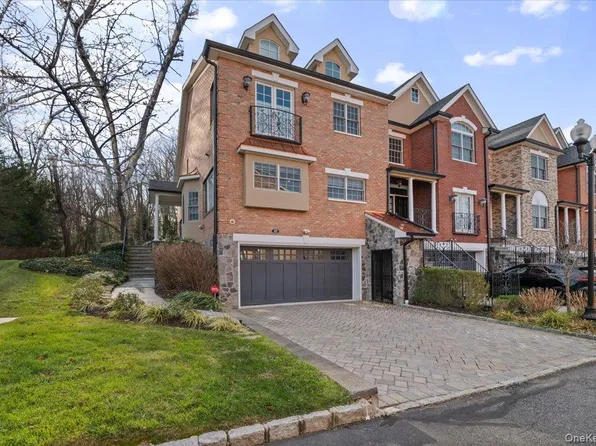 32 The Preserve #32, Woodbury, NY 11797